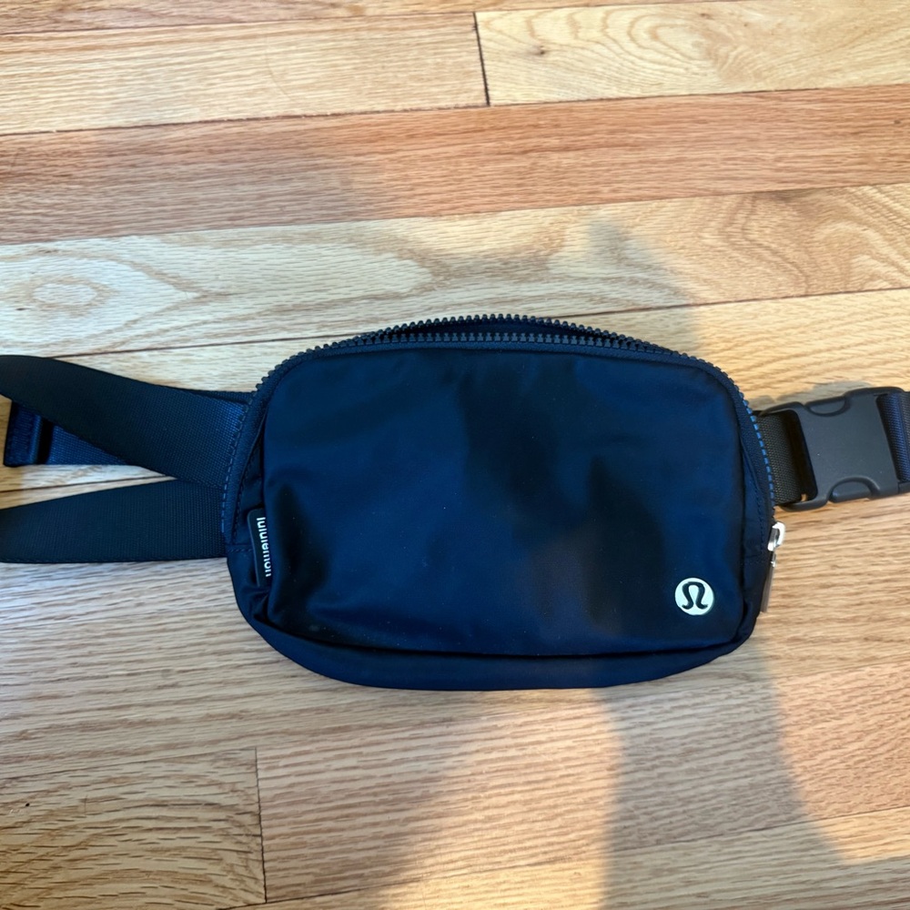 lululemon athletica everywhere belt bag in black